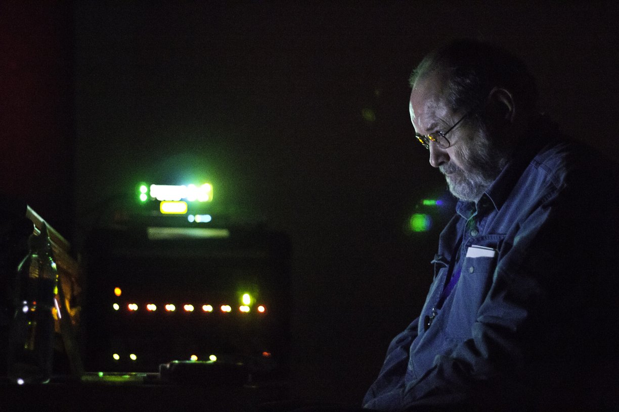 À frente dos laptops, Phill Niblock dormia